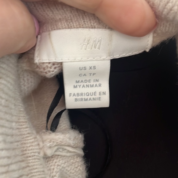 H &M top size XS, roomy top. Gorgeous Rhinestone buttons. Washable - Picture 3 of 3